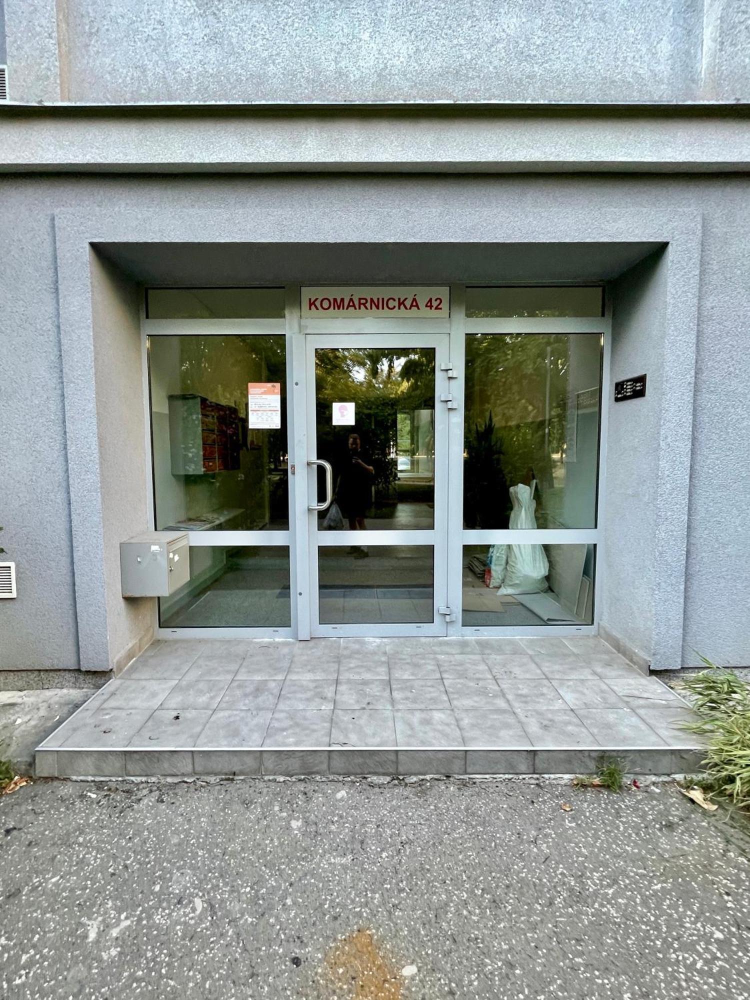 Cozy Self Check-In Apartment In Vibrant Ruzinov Area, Komarnicka 42, Bratislava Dış mekan fotoğraf